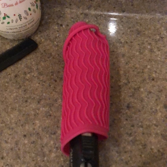 Silicone mat for hot beauty appliances (curling iron, flat iron, hair dryer, etc - Picture 3 of 5